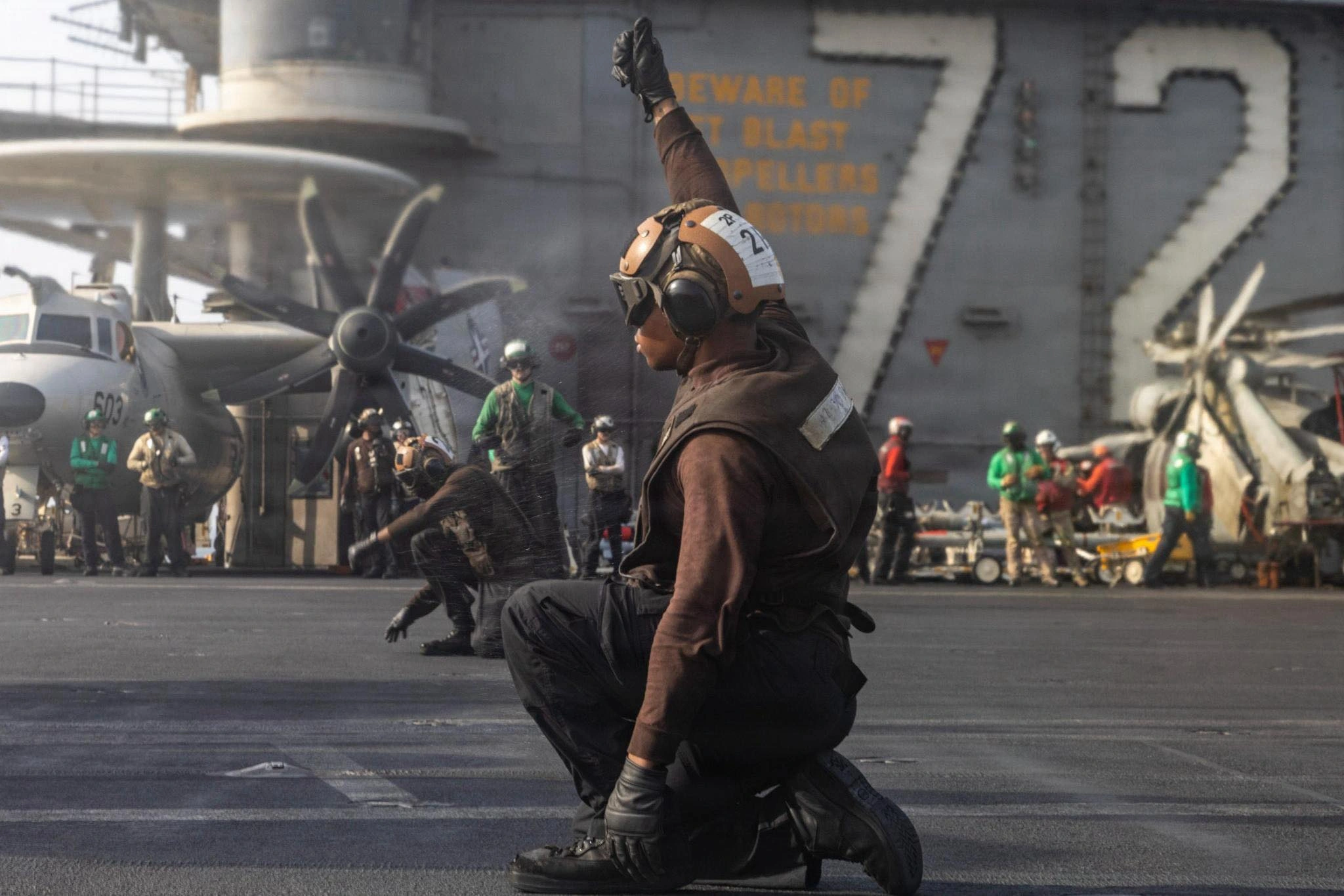 Các thủy thủ Mỹ làm nhiệm vụ trên tàu sân bay USS Abraham Lincoln, biểu tượng cho sự hiện diện quân sự nhằm răn đe tại vùng Vịnh (Ảnh: Centcom).