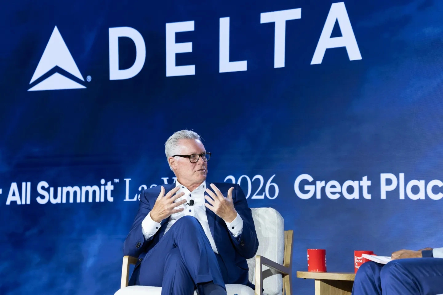 CEO Delta Ed Bastian tin rằng việc thay đổi cách gọi tên công nghệ sẽ xóa bỏ nỗi sợ hãi bị thay thế trong nhân sự (Ảnh: Fortune).