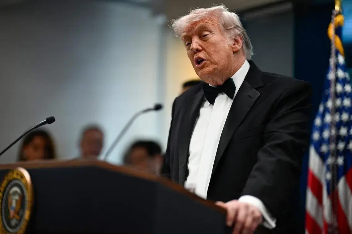 Hình ảnh ông Donald Trump thể hiện sự điềm tĩnh đáng kinh ngạc ngay sau biến cố (Ảnh: AFP).