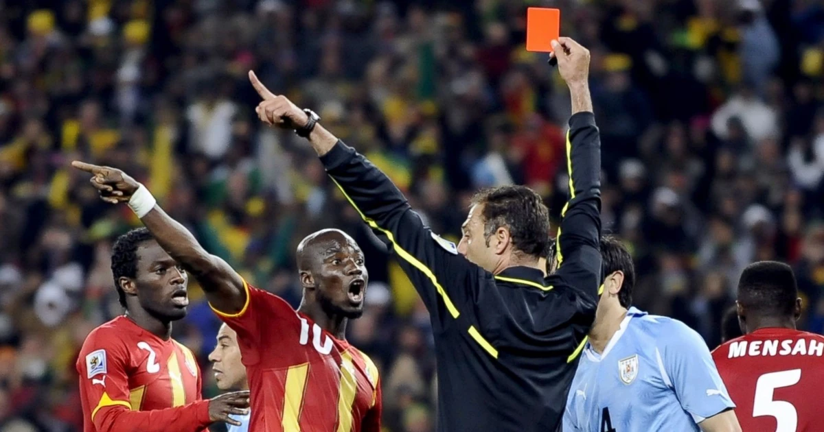 FIFA áp dụng thẻ đỏ cho hành vi che miệng tại World Cup 2026