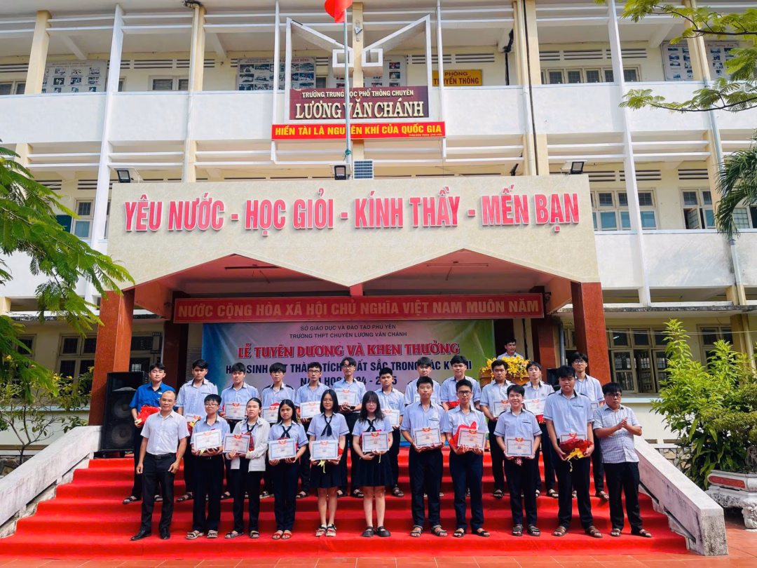Sự nỗ lực không ngừng của thầy và trò đã mang về nhiều giải thưởng danh giá cấp khu vực và quốc gia.