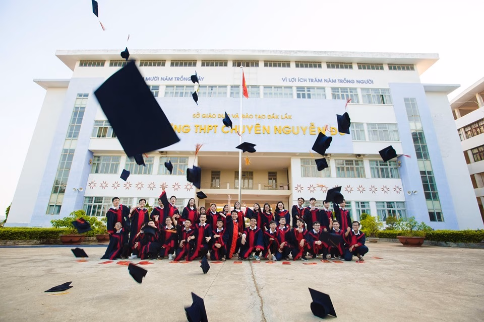 Tỉ lệ học sinh THPT Chuyên Nguyễn Du trúng tuyển vào các đại học top đầu trong nước và quốc tế tăng trưởng bền vững qua từng năm.