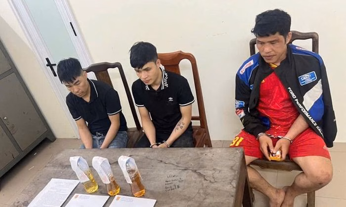 Các đối tượng sau khi bị bắt giữ đang được cơ quan công an lấy lời khai.