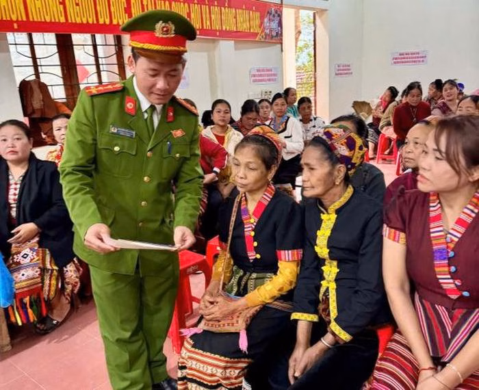 Công an xã Lượng Minh trực tiếp tuyên truyền, phổ biến pháp luật đến từng hộ dân trên địa bàn.