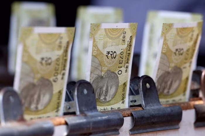 Đồng rupee Ấn Độ đang đứng trước rủi ro suy yếu khi giá dầu Brent vượt ngưỡng 101 USD/thùng do căng thẳng địa chính trị.
