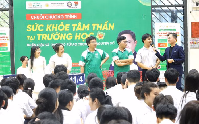 Các chuyên gia tâm lý trực tiếp lắng nghe và hỗ trợ học sinh tại trường THPT Sơn Trà vào ngày 4/5. Ảnh: Ngọc Hà