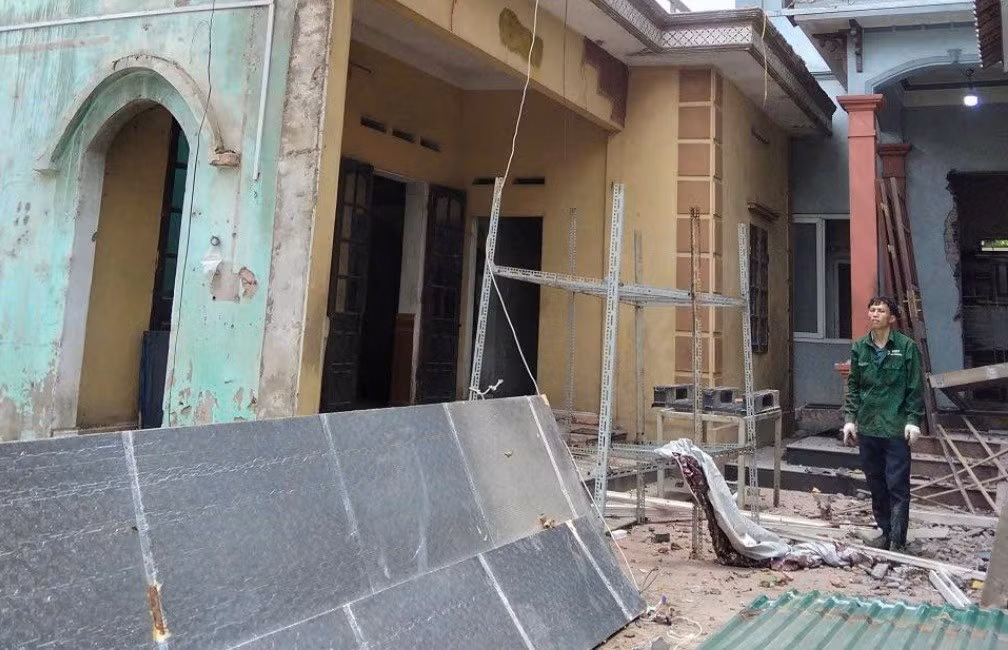 Một hộ dân tự tháo dỡ, bàn giao mặt bằng sớm cho dự án đường 48m qua địa bàn xã Quang Minh