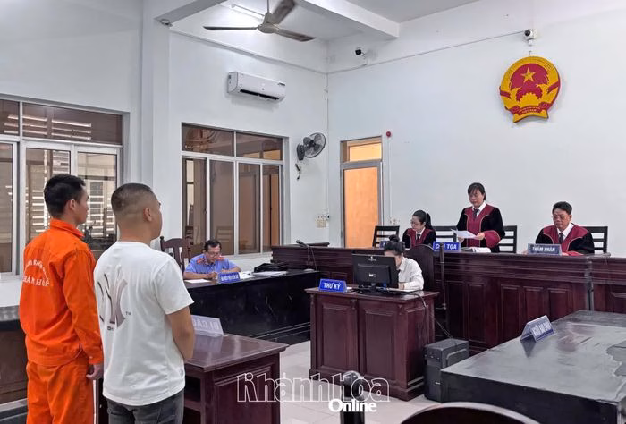 Quang cảnh phiên tòa xét xử các bị cáo về tội bắt giữ và hành hung người dân.