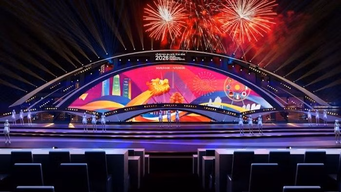 Thiết kế sân khấu DIFF 2026 mang hơi hướng tương lai với cấu trúc cơ khí linh hoạt. (Ảnh: Ban tổ chức DIFF 2026)
