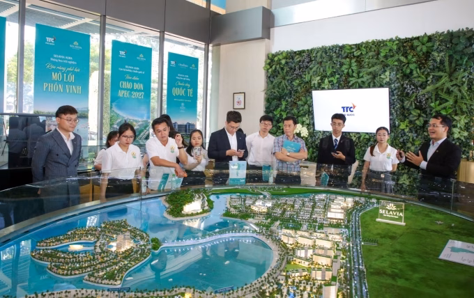 Nhà đầu tư tìm hiểu quy hoạch tổng thể dự án Selavia tại khu vực vịnh Đầm, Nam Phú Quốc. Ảnh: TTC Phú Quốc