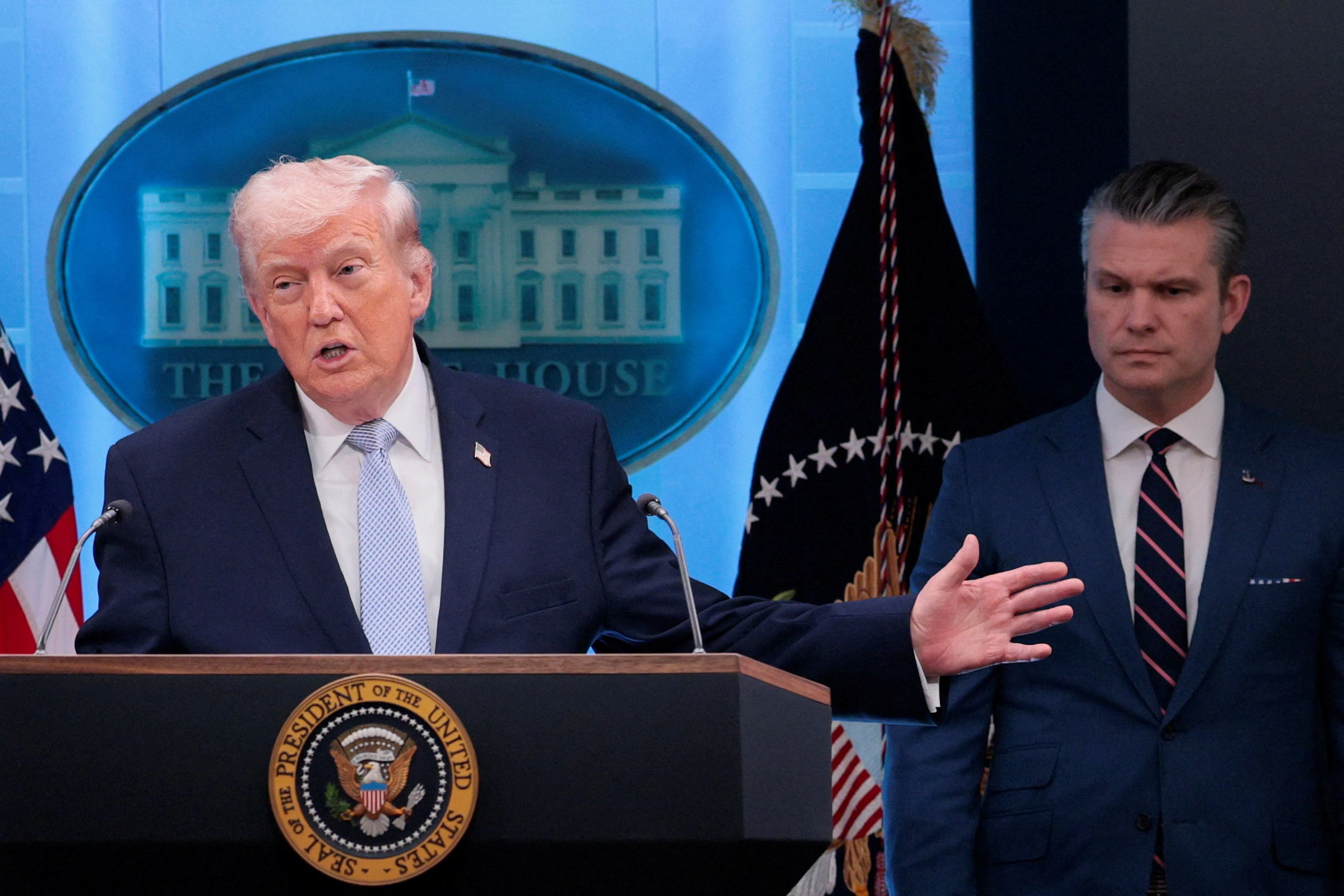 Tổng thống Donald Trump và Bộ trưởng Quốc phòng Pete Hegseth trong một cuộc họp báo tại Nhà Trắng về tình hình Iran (Ảnh: Reuters).
