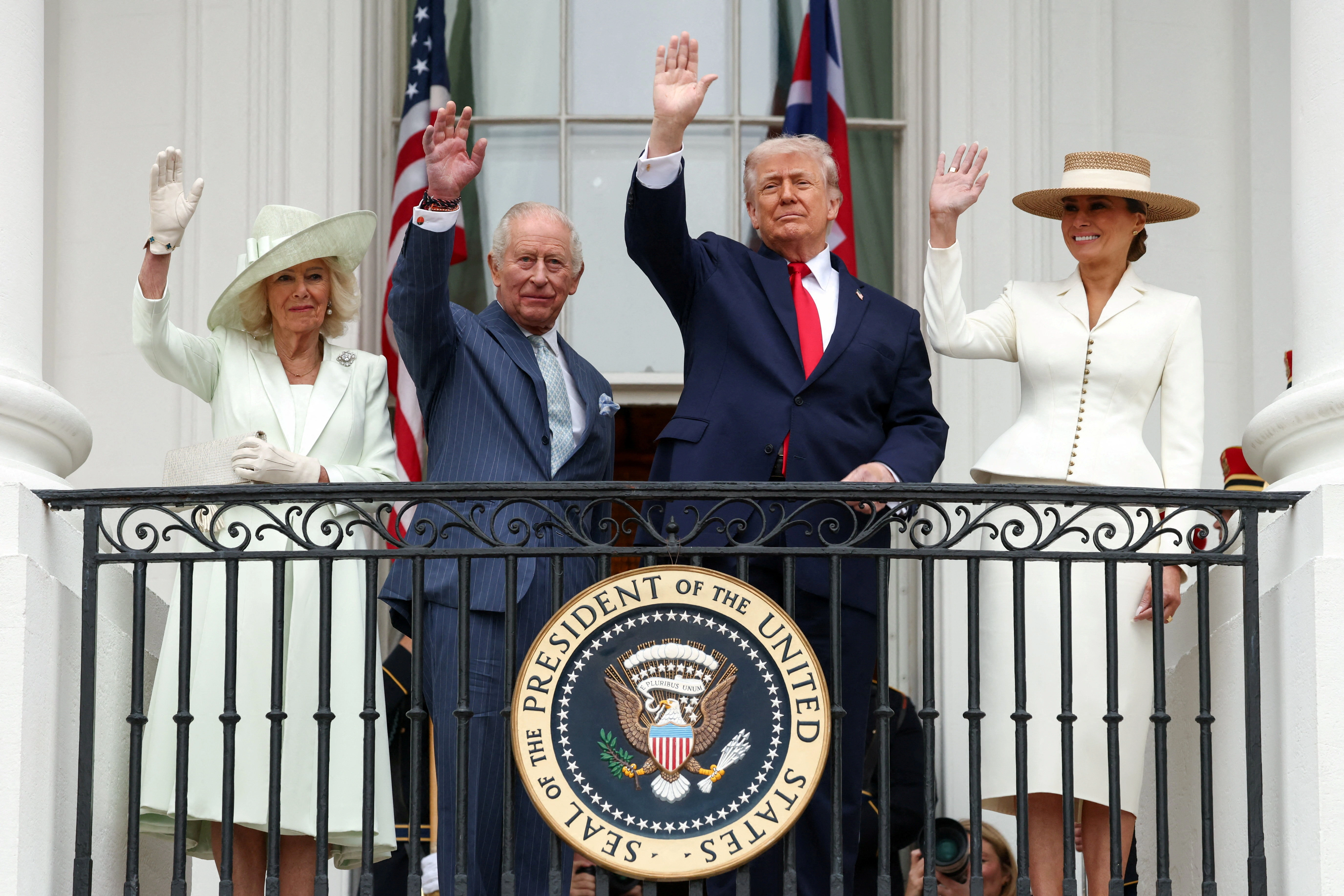 Vợ chồng Vua Anh Charles III và vợ chồng Tổng thống Mỹ Donald Trump vẫy tay từ ban công Nhà Trắng ngày 28/4 (Ảnh: Reuters).